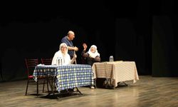 Aydın'da 'Lokanta' oyunu tiyatroseverlerden tam not aldı