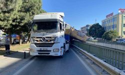 Bahçelievler'de tırın taşıdığı iş makinesi bariyerlere çarptı