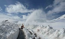 Bahçesaray yolu kontrollü olarak ulaşıma açıldı