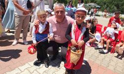 Balıkesir'de miniklerin geri dönüşüm defilesi ilgi gördü