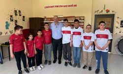 Başkan Yıldız sözünü tuttu öğrencilere milli forma hediye etti