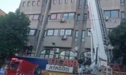Binanın dış cephesindeki beton parçalar yayaların arasına düştü
