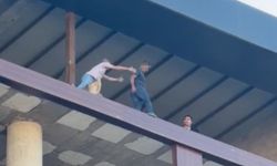 Binanın en üst katında intihara kalkışan şahsı son anda kurtardı: O anlar kamerada