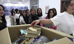 Bu gösteri biletle değil, kitapla seyrediliyor