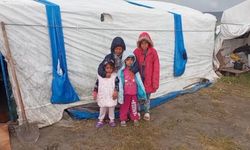 Çadırlarını su basan mevsimlik işçiler yardım bekliyor