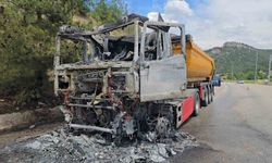 Cam madeni yüklü tır seyir halindeyken alev topuna döndü: Sürücü son anda kurtuldu