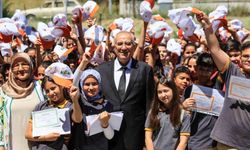 Çamelili öğrenciler karne sevincini Şırnak'taki yaşıtlarıyla birlikte yaşadı