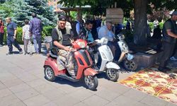 Cami bahçesinde akülü bisikletle saf tuttular
