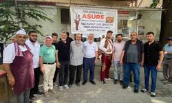 Cemaat ve esnaflar imece usulü ile hazırladığı 2 bin kap aşureyi dağıttı