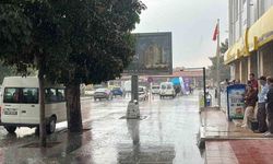 Çorum'da aniden bastıran sağanak vatandaşlara zor anlar yaşattı