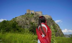 Dağcılar, 700 yıllık Kov Kalesi'ne Türk bayrağı asarak Milli Takım'a destek verdi