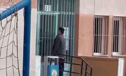 Demir kapıdan atlayarak yetişmeye çalıştı, sınava alınmayınca duvarından atlayarak okuldan ayrıldı
