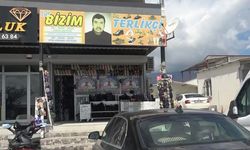 Depremde eşini kaybeden esnaf, müşterileri kendisini tanısın diye vesikalık fotoğrafını iş yerinin önüne astı