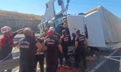Devrilen tırda sıkışan sürücüyü ekipler kurtardı