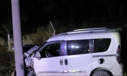 Direğe çarpan hafif ticari aracın sürücüsü yaralandı