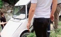 Direksiyon hakimiyeti kaybolan otomobil şarampole uçtu
