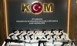 Diyarbakır'da bir otomobilin gizli bölmelerinden çok sayıda silah çıkartıldı