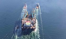 Dünyanın 3'üncü büyük ağır kaldırma vinci Çanakkale Boğazı'ndan geçti