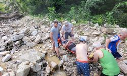 Düzce'de şelalede yürüyüş yaparken yaralanan turist kurtarıldı