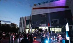 (Düzeltme) Diyarbakır'da 8'inci sınıf öğrencileri kep attı