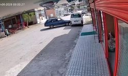 El freni çekilmeyen otomobil hareket edip minibüse çarptı: O anlar kamerada