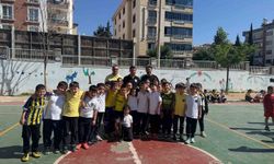 Emniyet Müdürü Özcan miniklerle futbol oynadı