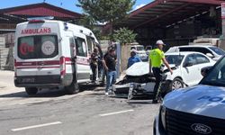 Erzincan'da 3 araçlı trafik kazası güvenlik kamerasına yansıdı
