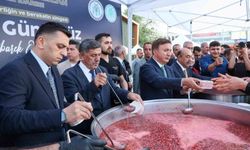 Erzincan'da vatandaşlara aşure ikram edildi