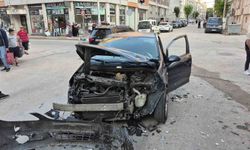 Eskişehir'de kavşakta 2 araç çarpıştı: 2 yaralı