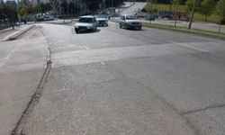 Gaziantep'te trafikte ilginç görüntü: Seyir halindeki otomobilin lastiği yerinden çıktı