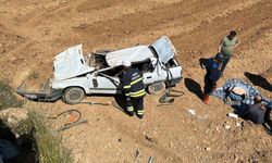 Gediz'de otomobil tarlaya uçtu, 2 yaralı
