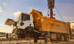 Hafriyat kamyonu refüje girdi, trafik felç oldu