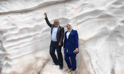 Haziran ayında 4 metreyi aşan karı görmek için Mereto Dağına tırmanıyorlar