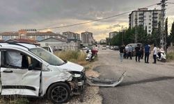 İki hafif ticari araç çarpıştı: 2 yaralı