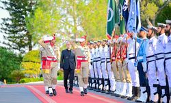 İran Cumhurbaşkanı Pezeşkiyan, Pakistan Başbakanı Şerif ile görüştü
