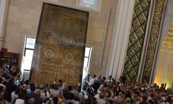 Kabe'nin kapı örtüsü Millet Cami ve Külliyesi'nde sergileniyor
