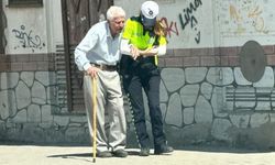 Kadın trafik polisi yaşlı vatandaşın yardımına koştu