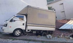 Kağıthane'de geri kayan kamyonet evin çatısına düştü