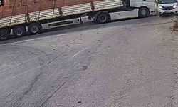 Kameralara yansıyan kaza ucuz atlatıldı: Tır, yola kayan kamyonete çarptı