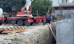 Kamyondan dökülen hafriyatın altında kalan 2 işçi yaralandı