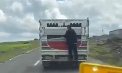 Kamyonete tutunarak kilometrelerce yol aldı