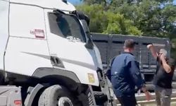 Karacabey'de ön lastiği patlayan tır refüje girdi