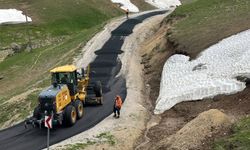 Karayolları Bayburt ekipleri Balahor yolunu asfaltlıyor