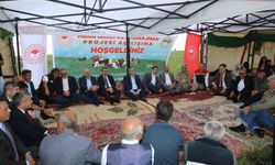 Kars'ta bin 200 dekarlık meraya 12 ton gübre, 41 üreticiye 6 bin 150 kilogram korunga tohumu desteği