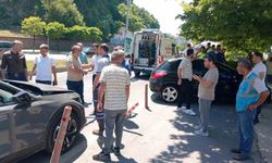 Kontrolden çıkan araç 3 otomobile çarpıp cami bahçesine girdi