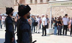 Konya'da Selçuklu Sultanlar Türbesi'nde saygı nöbeti değişimi