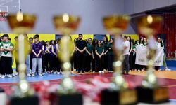 Körfez'de liseler arası voleybol turnuvasının şampiyonları kupalarını aldı