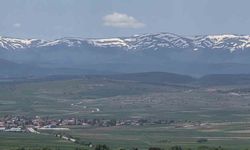 Kütahya'da kartpostallık manzara zirvede kar, ovada bahar