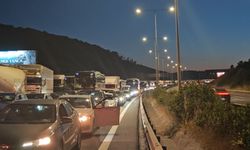 Kuzey Marmara Otoyolu'nda kamyonun çarptığı tabela devrildi: Trafik yoğunluğu oluştu