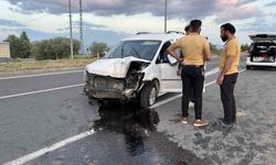 Lastiği patlayan araç refüjdeki direği devirdi: 1 yaralı